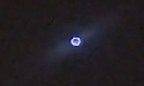 CLIP: UFO bí ẩn lơ lửng trên bầu trời California suốt 15 phút trước khi biến mất