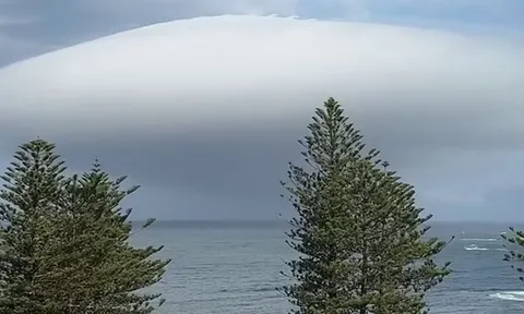 CLIP: Người dân hoảng loạn khi đám mây hình UFO bất ngờ xuất hiện trên bầu trời 
