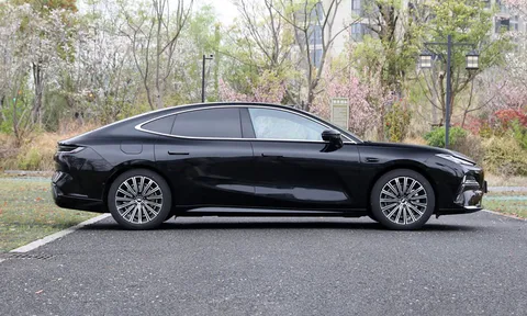 Xe sedan dài hơn 5 mét, công suất 375 mã lực, ‘uống xăng như ngửi’, giá gần 500 triệu đồng