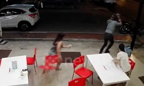 CLIP: Bị giật túi xách, người phụ nữ cầm ghế đuổi theo tên cướp và kết cục dễ hiểu