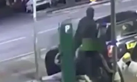 CLIP: Đang đi bộ, cô gái trẻ bị người đàn ông bắt cóc và màn chống trả khiến kẻ ác 'ôm hận'