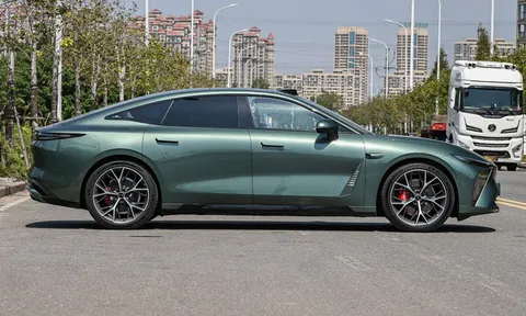 Xe sedan dài hơn 4,9 mét, công suất 480 mã lực, trang bị tiên tiến, giá hơn 700 triệu đồng