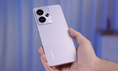 Trên tay smartphone chống nước, RAM 12 GB, pin 6.000mAh, sạc 45W,  giá 8,29 triệu tại Việt Nam