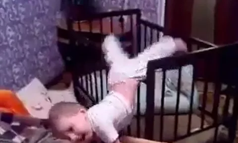 CLIP: Cậu nhóc 'đào tẩu' khỏi cũi chỉ trong 10 giây khiến phụ huynh ngỡ ngàng