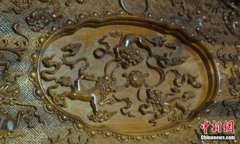 Bộ bàn ghế làm từ loại gỗ siêu quý hiếm có giá lên đến 700 tỷ đồng: 50 thợ lành nghề mất gần 10 năm mới hoàn thiện