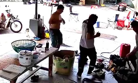 CLIP: Rắn khổng lồ bất ngờ xuất hiện tại trạm cứu thương, 3 nhân viên y tế hoảng loạn bỏ chạy