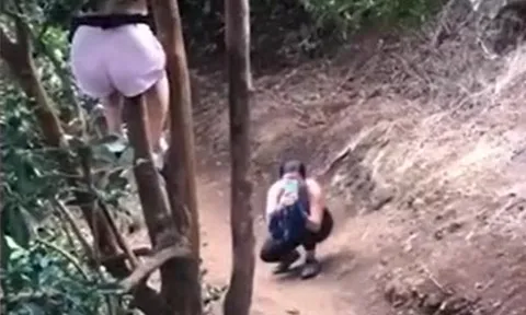 CLIP: Bị lợn rừng truy đuổi, cô gái làm ra hành động gây 'sốc'