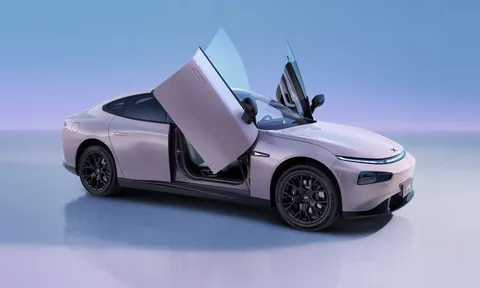 Xe sedan dài hơn 5 mét, cửa cắt kéo, công suất 586 mã lực, trang bị tiên tiến, giá ngang Toyota Camry