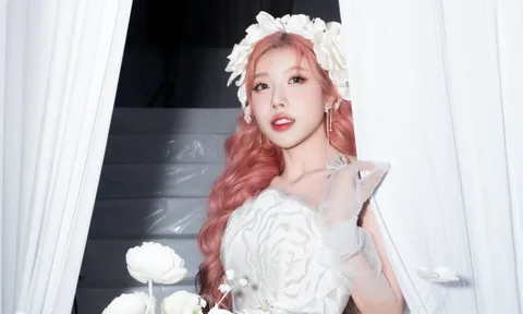 Trang Pháp catwalk đầy tự tin, làm vedette cho show áo cưới