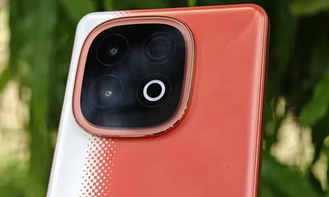 Smartphone chip Snapdragon 8s Gen 4, màn AMOLED 144Hz, pin 7.000mAh, giá 9,75 triệu đồng