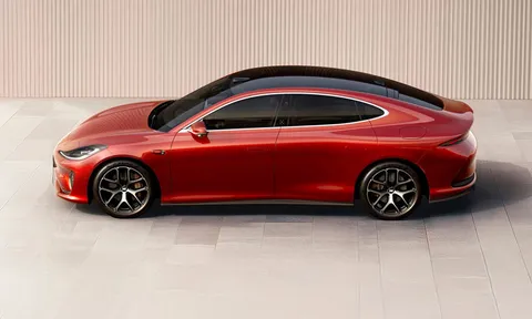 Xe sedan hạng sang công suất 787 mã lực, ngập tràn công nghệ, giá cực hấp dẫn