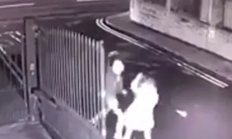 CLIP: Bị tên cướp cầm dao giật túi xách, người phụ nữ có màn xử lý cực 'đỉnh'