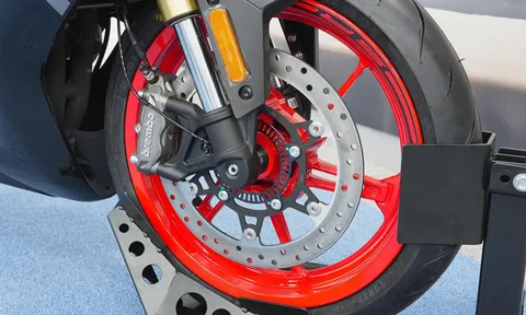 Môtô 449,5cc, phanh ABS 2 kênh, giá 145 triệu tại Việt Nam, cạnh tranh Honda CBR500R