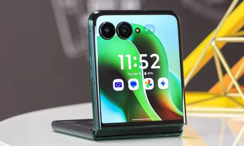 Trên tay smartphone màn hình gập, chống nước, cấu hình ‘siêu khủng’, tích hợp AI, giá hơn 30 triệu đồng