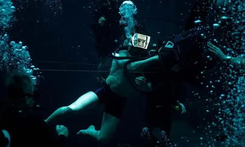 Lặn sâu dưới áp suất chết người, Tom Cruise và cả đoàn phim buộc phải... phát minh cách giao tiếp mới
