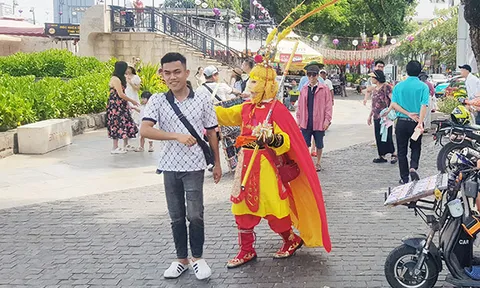 Đà Nẵng: Tái diễn nạn hàng rong tụ tập, chèo kéo du khách