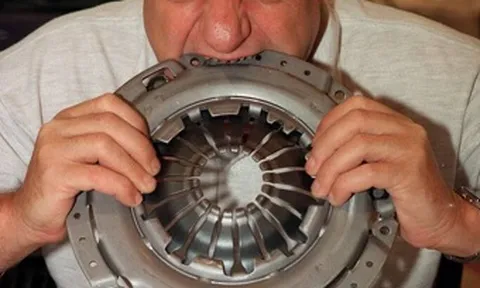 Bí ẩn người có ‘dạ dày thép’, ăn cả xe đạp, máy bay, đèn chùm
