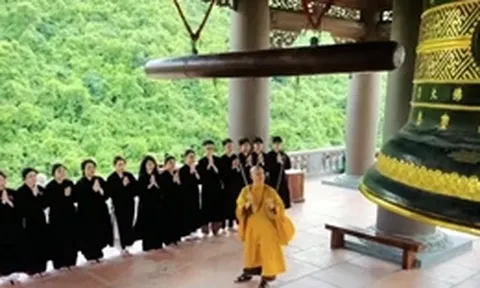 Đúng 6 giờ sáng ngày 1/7, các chùa trên toàn quốc cử chuông, trống cầu quốc thái dân an 