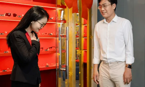 Kính Hải Triều làm gì để giải quyết sự chờ đợi của khách hàng?