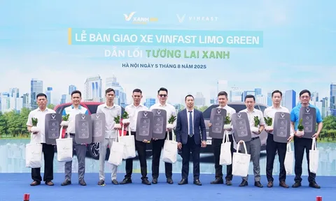 VinFast bàn giao lô xe Limo Green đầu tiên cho khách hàng