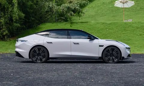 Xe sedan dài hơn 5 mét, công suất 523 mã lực, siêu tiết kiệm xăng, giá hơn 700 triệu đồng