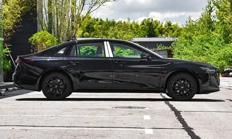 Xe sedan cùng phân khúc với Toyota Camry, thiết kế thể thao, giá hấp dẫn