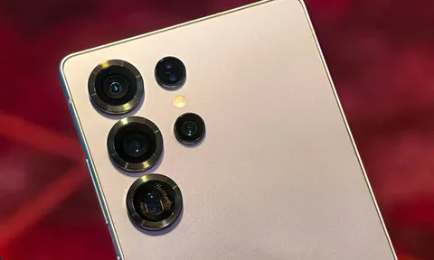 Samsung Galaxy S25 Ultra giảm giá 10,2 triệu đồng, ‘quyết đấu’ với iPhone 16 Pro Max