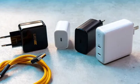 Những ký hiệu trên cục sạc điện thoại không phải ai cũng biết