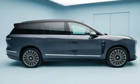 SUV dài gần 5,3 mét, công suất 707 mã lực, trang bị tối tân, giá hơn 1,5 tỷ đồng