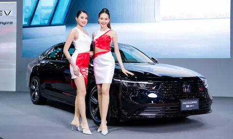 'Kẻ ngáng đường' Toyota Camry trình làng: Động cơ hybrid, giá hơn 1,2 tỷ đồng