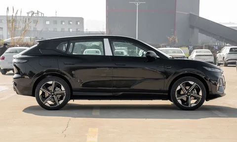 Xe gầm cao công suất 543 mã lực, trang bị hào phóng, giá 750 triệu đồng