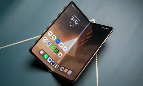 Siêu phẩm smartphone màn hình gập giá hơn 61 triệu đồng, cạnh tranh Samsung Galaxy Z Fold7 