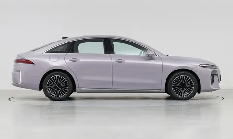 Sedan cùng phân khúc với Toyota Camry, giá rẻ hơn Hyundai Grand i10