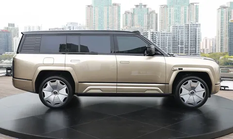 SUV siêu to, công suất 1.196 mã lực, quay 360 độ tại chỗ, giá hơn 4,8 tỷ đồng