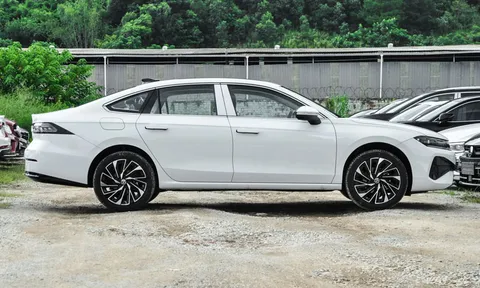 Xe sedan hạng C dùng động cơ tăng áp, giá gần 450 triệu đồng