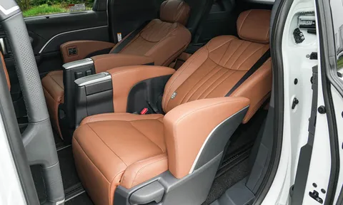 Toyota giới thiệu xe MPV hybrid giá hơn 1,2 tỷ đồng, so kè cùng Kia Carnival