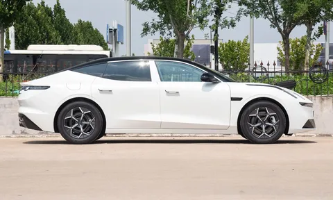 Xe sedan PHEV dài hơn 5 mét, công suất 523 mã lực, giá hơn 600 triệu đồng