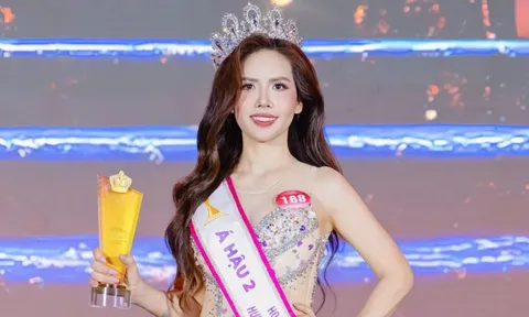 Nhan sắc 'hack tuổi' của nữ doanh nhân Nguyễn Thị Vân vừa giành vương miện Á hậu 2 cuộc thi nhan sắc