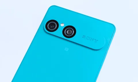 Sony giới thiệu smartphone tầm trung giá cao ngất ngưởng