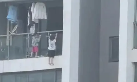 Thót tim cảnh 2 bé trai leo ban công tầng 13 làm động tác hít xà đơn