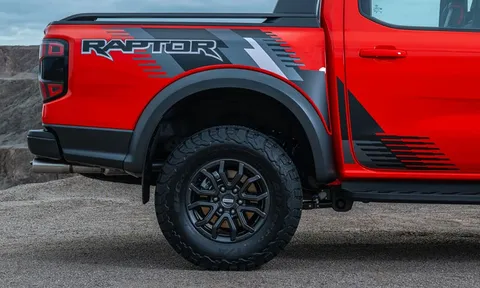 Ford Ranger Raptor V6 2026 ra mắt, giá hơn 1,6 tỷ đồng