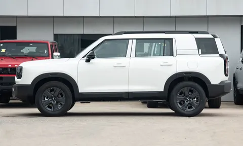 SUV 7 chỗ thiết kế hầm hố, công suất 409 mã lực, giá chưa tới 400 triệu đồng