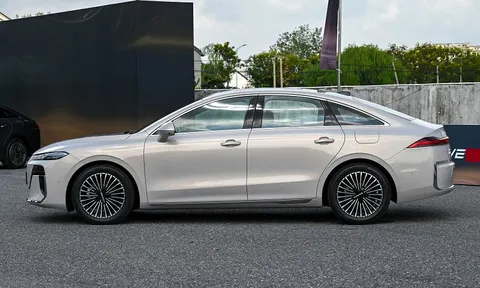 Xe sedan hạng D động cơ PHEV, giá rẻ hơn Hyundai Grand i10 