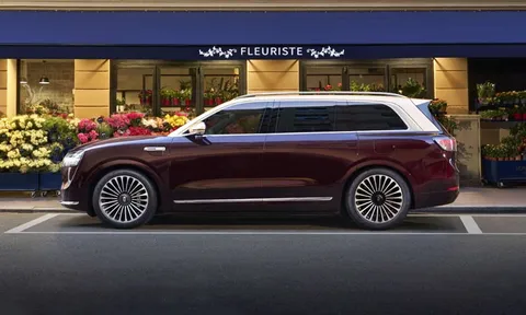 SUV 4 chỗ dài hơn 5,2 mét, công suất 523 mã lực, giá gần 2,1 tỷ đồng