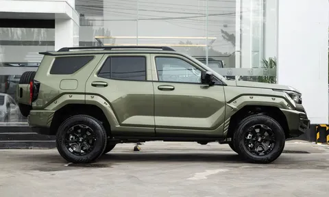 SUV địa dài gần 5 mét, thiết kế hầm hố, giá gần 1 tỷ đồng