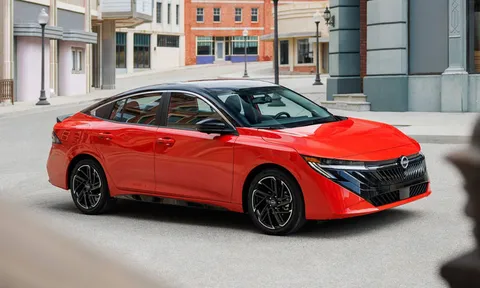 Nissan giới thiệu xe sedan hạng C cạnh tranh với Toyota Corolla, Honda Civic