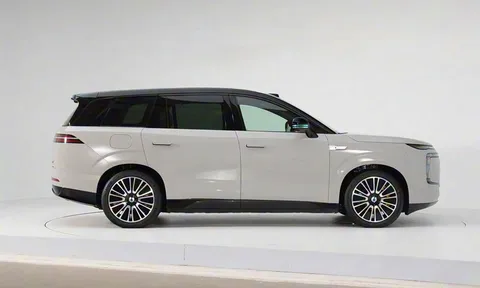 SUV hạng sang dài 5,2 mét, công suất 955 mã lực, giá gần 1,2 tỷ đồng