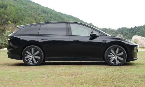 SUV dài hơn 4,9 mét, công suất 536 mã lực, hệ thống treo khí nén, giá hơn 920 triệu đồng