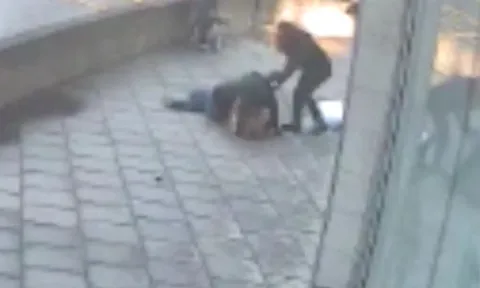 Giây phút kinh hoàng: Vợ bị chó becgie tấn công giữa phố, chồng dũng cảm lao vào giải cứu