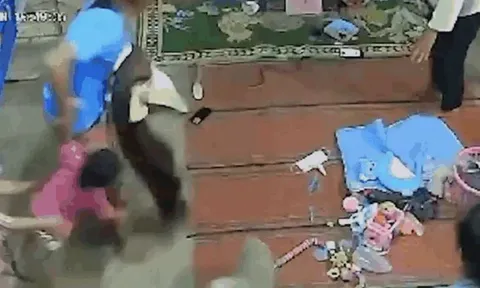 Mẹ phản xạ cực nhanh, cứu con khỏi bị rắn cắn